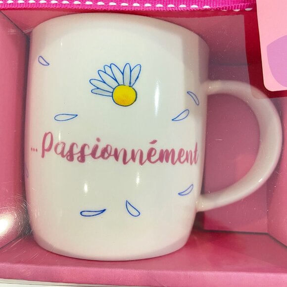 Set Of 4 Ceramic Daisy-Themed French Love Quote Mugs In Pink Gift Box graphic - Picture 4 of 14